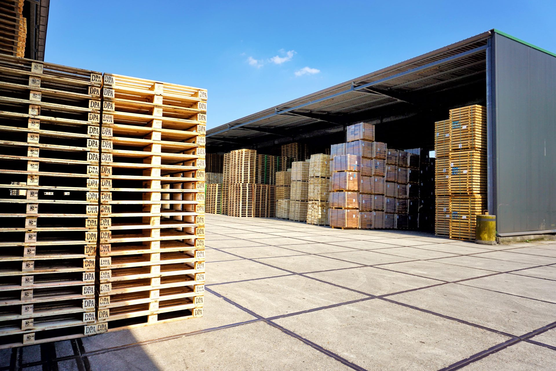 Houten pallets buiten Verhoeven Emballage