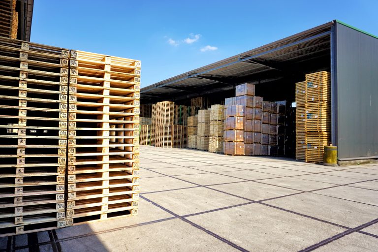 Houten pallets buiten Verhoeven Emballage