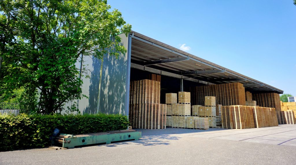 Loods met houten pallets Verhoeven Emballage